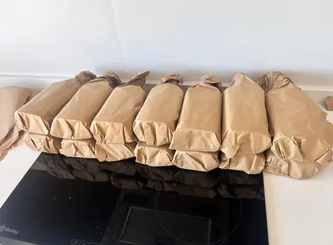 Botellas y copas envueltas una a una en papel kraft