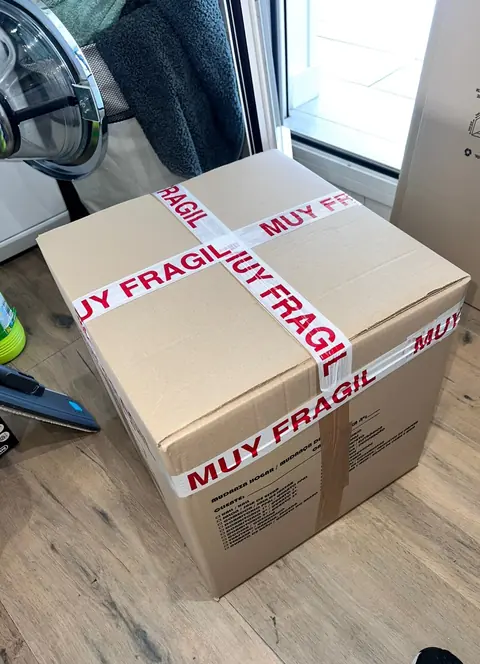Caja de mudanza precintada con cinta de «muy frágil»