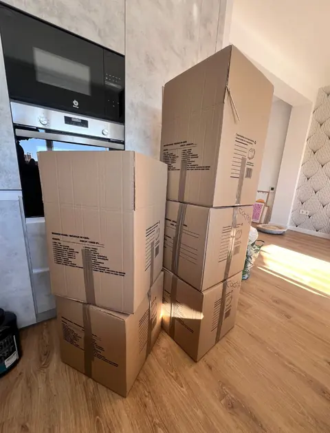Cajas de mudanza cerradas y rotuladas por estancia en una cocina